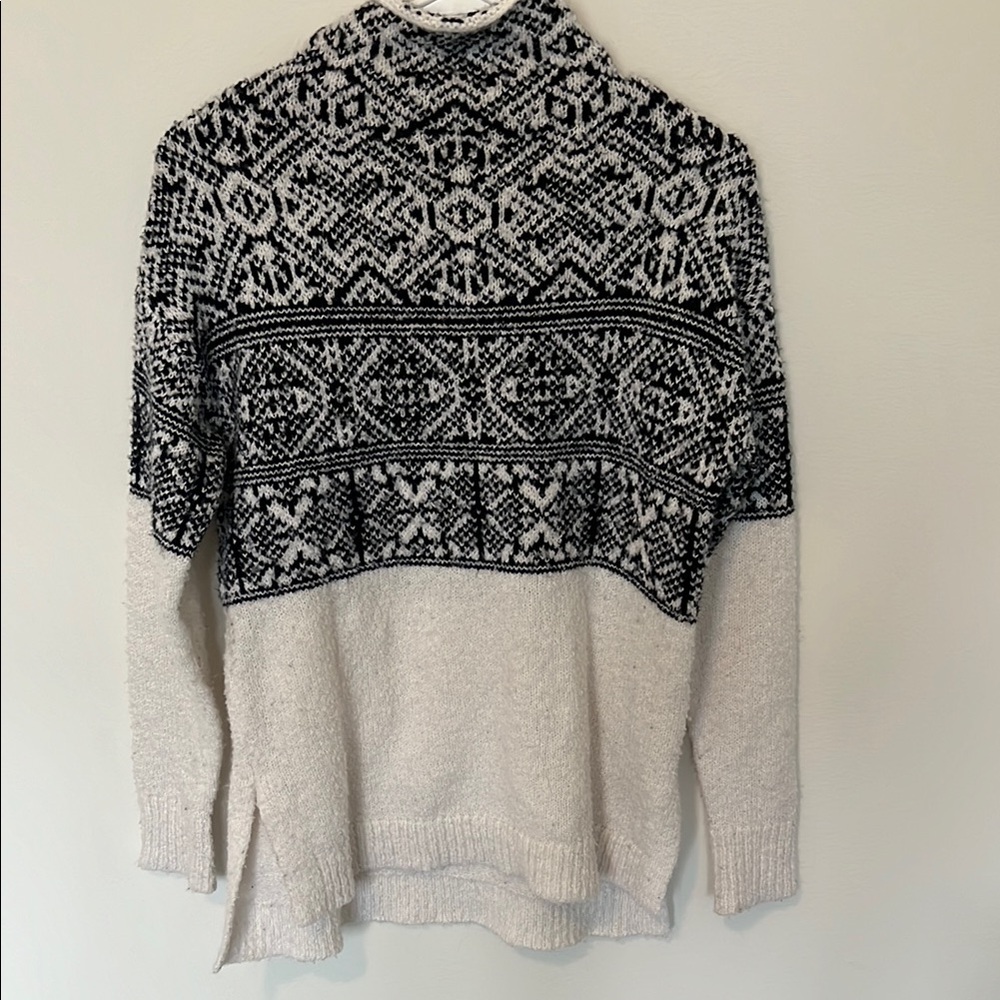 Women’s Black and White Patterned Sweater